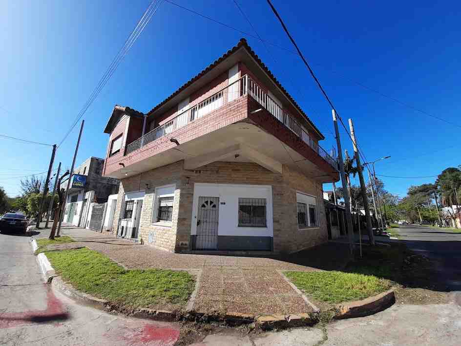 Casa con Dos Departamentos en Venta en José C. Paz